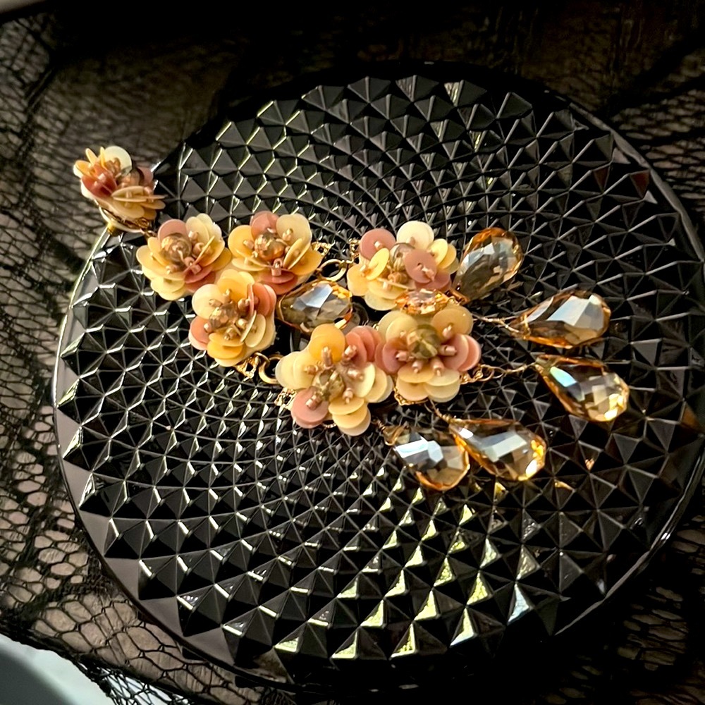 Floral dangling earrings --color: peach